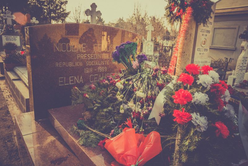 qui fleurit la tombe des tyrans ? blooming tomb of tyrants ?