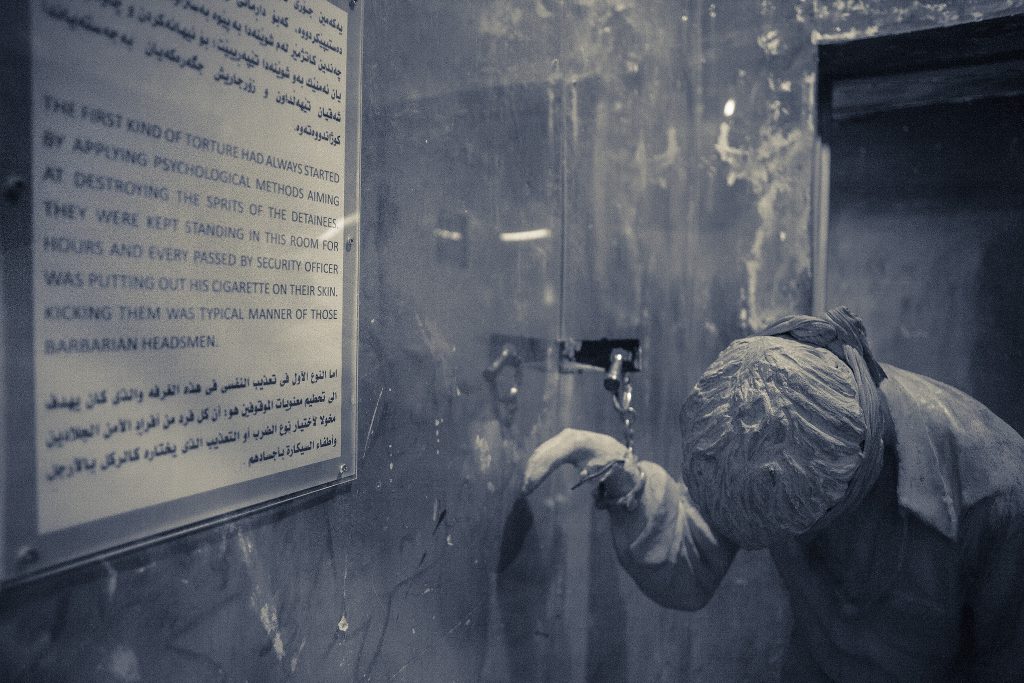 Sulaymaniyah’s Amna Suraka, the red prison - La Dent de L'Oeil - Contemporary photography by Hélène Veilleux - #irak #kurdistan #prison #memory #archi