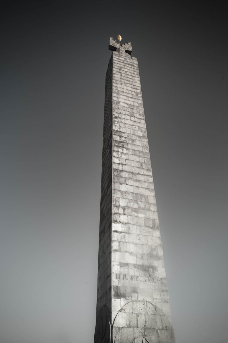 Brutal history : Monument to the 50th anniversary of Soviet Armenia - La Dent de L'Oeil - Contemporary photography by Hélène Veilleux - #armenia #yerevan #soviet #sovietarchitecture