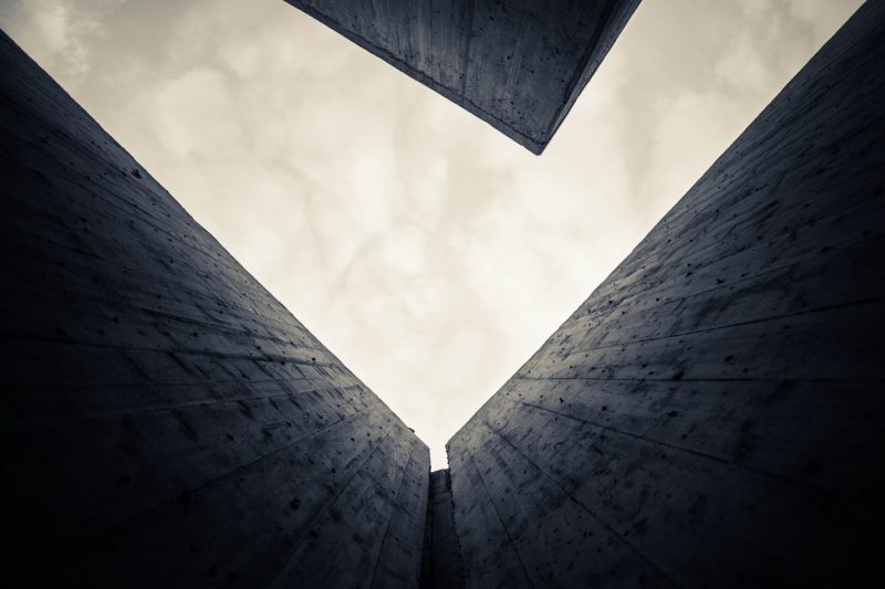 Prayer home // Iran – La Dent de L’Oeil – Contemporary photography by Hélène Veilleux – #architect #iran #tehran #brutalistarchitecture #concrete #grey