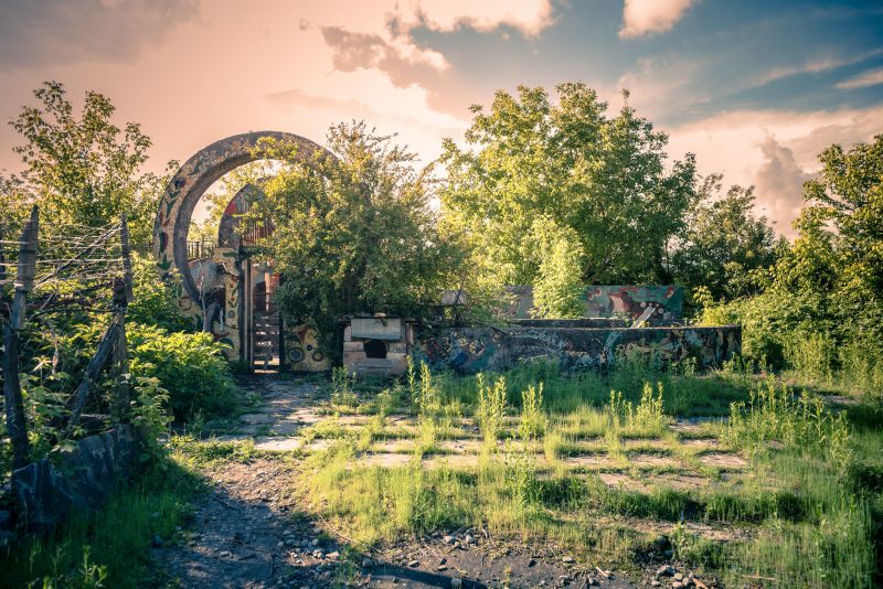 Soviet mosaic lost in the green // Georgia – La Dent de L’Oeil – Contemporary photography by Hélène Veilleux – #georgia #art #urbex #soviet #mosaic #chicken