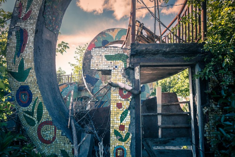 Soviet mosaic lost in the green // Georgia – La Dent de L’Oeil – Contemporary photography by Hélène Veilleux – #georgia #art #urbex #soviet #mosaic #chicken