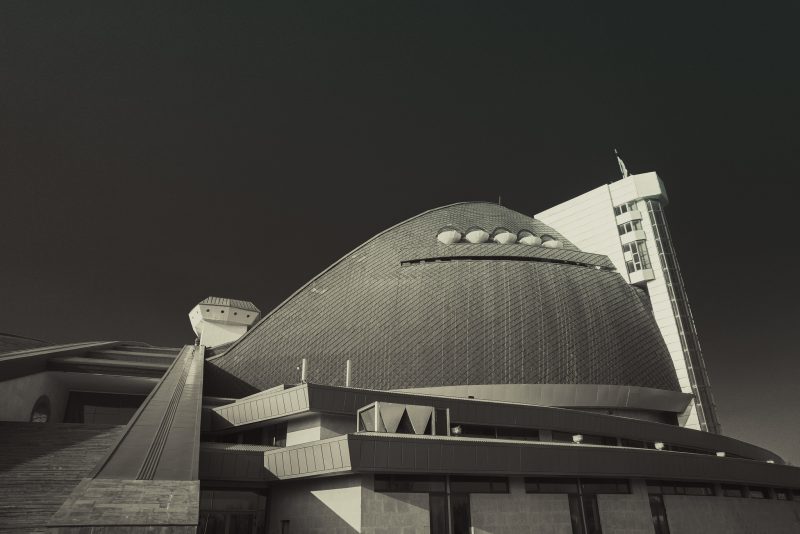 Karen Demirchyan Sports and Concerts Complex // Armenia - La Dent de L'Oeil - Contemporary photography by Hélène Veilleux - #architecture