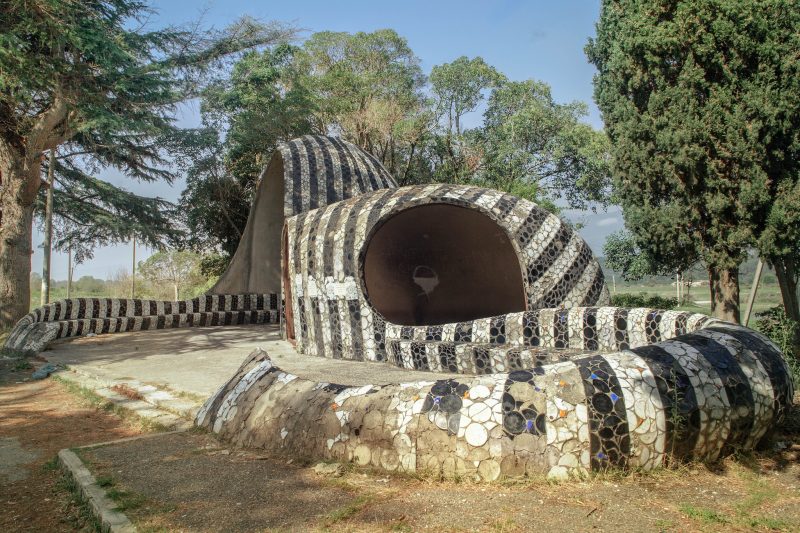 Soviet bus stop on the black sea shore // Abkhazia – Contemporary photography by Hélène Veilleux – #unrecognizedcountry #blacksea #postsoviet #georgia #art