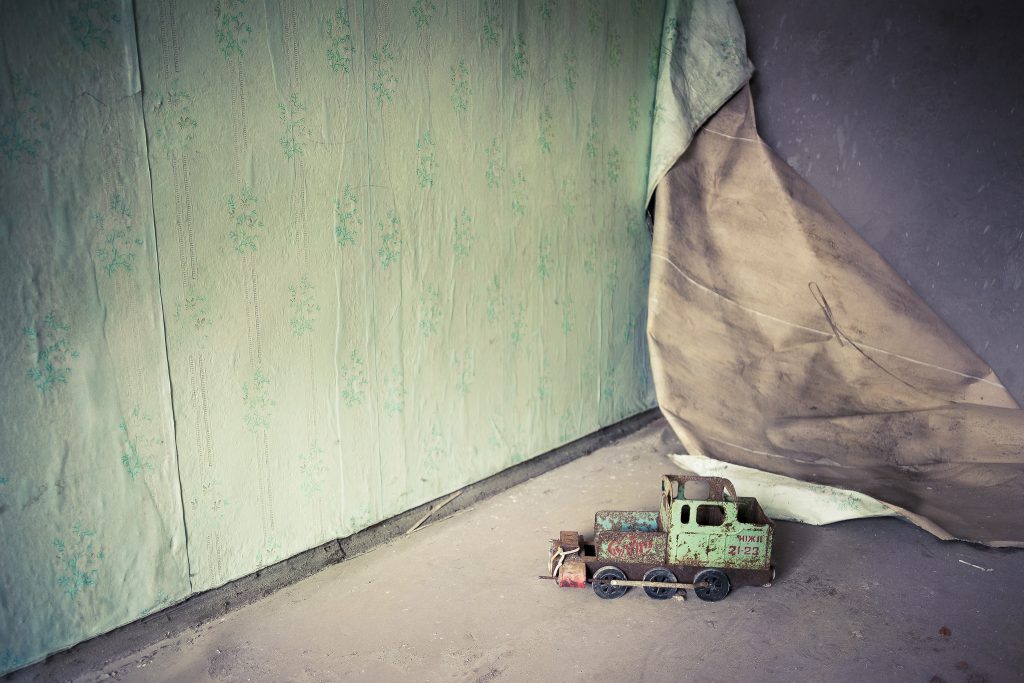 Pique-nique au bord du chemin / Пикник на обочине // Ukraine - La Dent de L'Oeil - Contemporary photography by hélène Veilleux #Kazakhstan #prypiat #chernobyl #nuclear