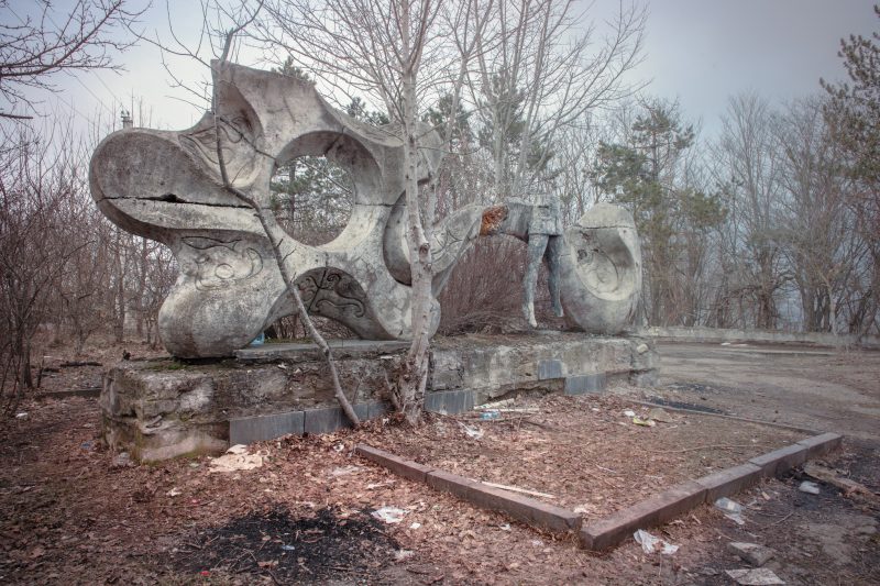 Obsolete body // Georgia - La Dent de L'Oeil - Contemporary photography by Hélène Veilleux - #urbex #decay #soviet #monument #caucasus #georgia #sakartvelo #concrete