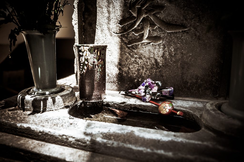 The "Throw-in" Temple // Japan - La Dent de L'Oeil - Contemporary photography by hélène Veilleux #yoshiwara #history #japan #tokyo #edo