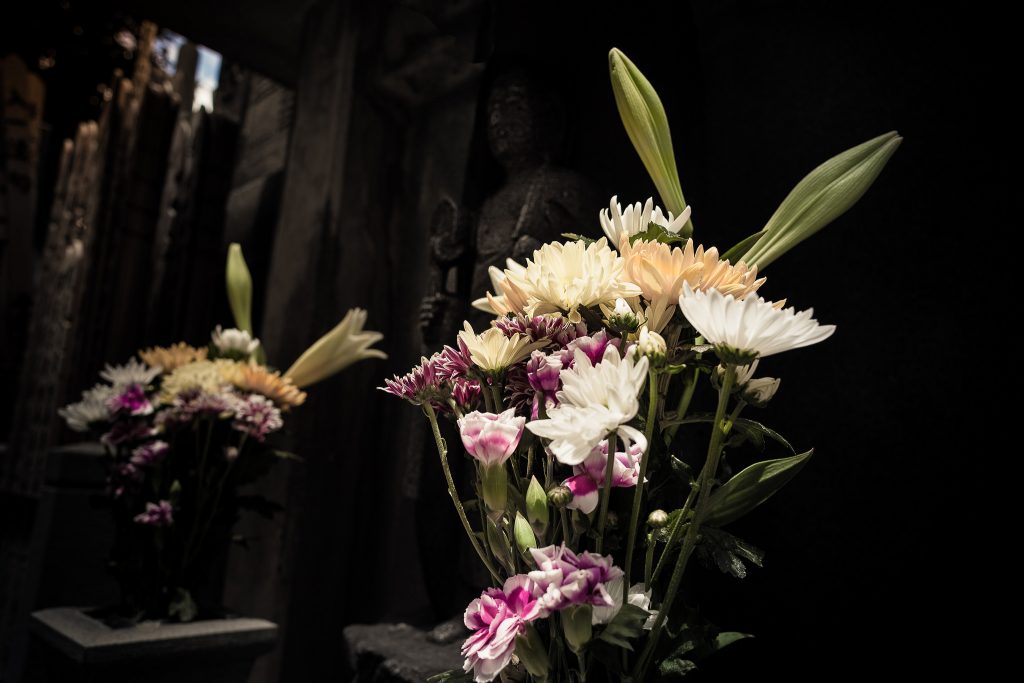 The "Throw-in" Temple // Japan - La Dent de L'Oeil - Contemporary photography by hélène Veilleux #yoshiwara #history #japan #tokyo #edo