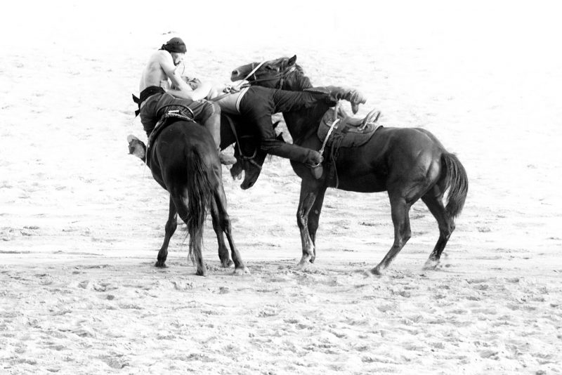 Er Enish - Horse wrestling // Kyrgyzstan - La Dent de L'Oeil - Contemporary photography by hélène Veilleux #nomadgames #horse #monochromephotography