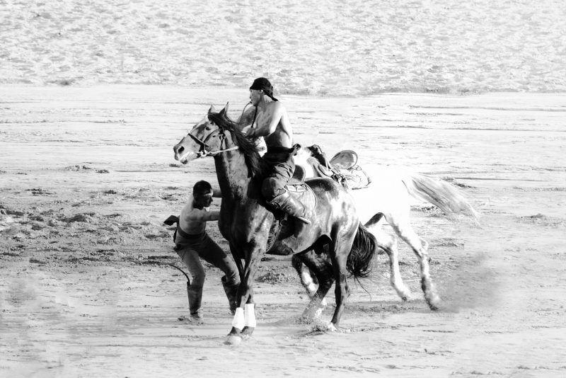 Er Enish - Horse wrestling // Kyrgyzstan - La Dent de L'Oeil - Contemporary photography by hélène Veilleux #nomadgames #horse #monochromephotography