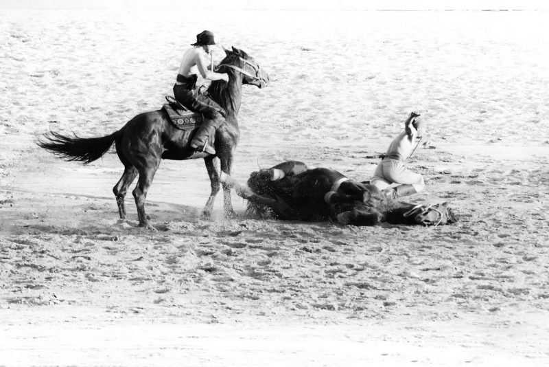 Er Enish - Horse wrestling // Kyrgyzstan - La Dent de L'Oeil - Contemporary photography by hélène Veilleux #nomadgames #horse #monochromephotography
