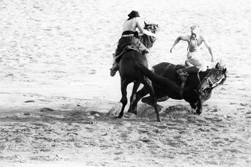 Er Enish - Horse wrestling // Kyrgyzstan - La Dent de L'Oeil - Contemporary photography by hélène Veilleux #nomadgames #horse #monochromephotography