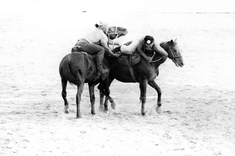 Er Enish - Horse wrestling // Kyrgyzstan - La Dent de L'Oeil - Contemporary photography by hélène Veilleux #nomadgames #horse #monochromephotography