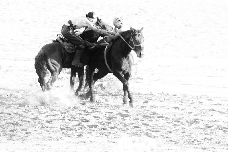 Er Enish - Horse wrestling // Kyrgyzstan - La Dent de L'Oeil - Contemporary photography by hélène Veilleux #nomadgames #horse #monochromephotography