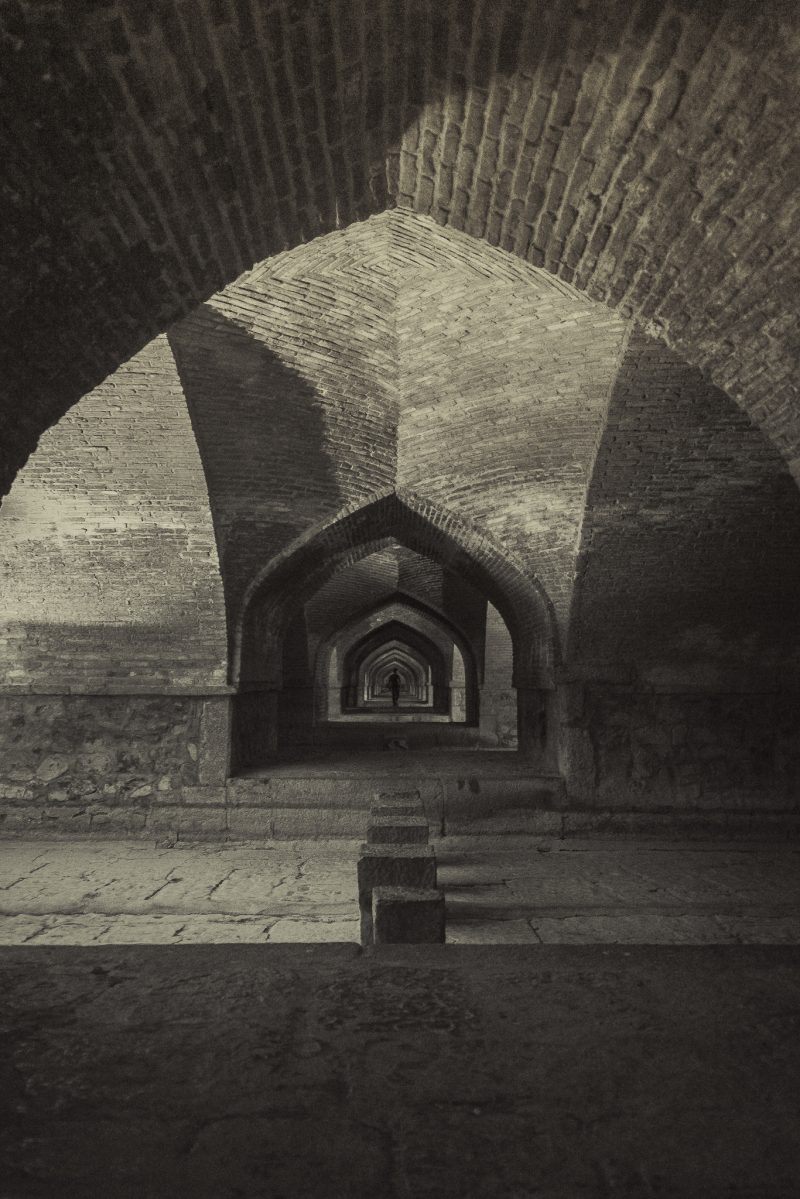 Brick maze of Isfahan 's bridge // Iran - La Dent de L'Oeil - Contemporary photography by hélène Veilleux #architetcure #monochrome #nightshoot #iran