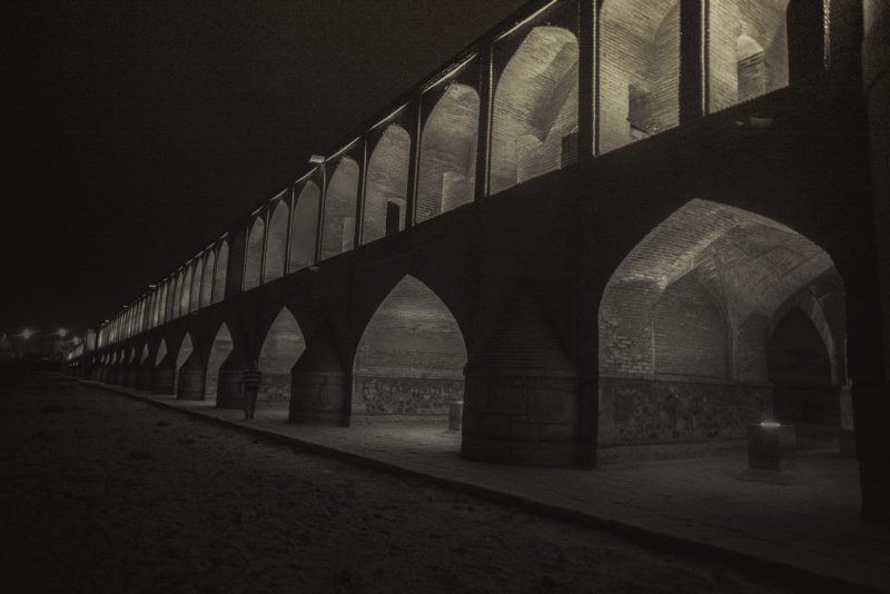 Brick maze of Isfahan 's bridge // Iran - La Dent de L'Oeil - Contemporary photography by hélène Veilleux #architetcure #monochrome #nightshoot #iran