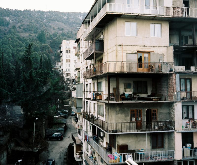 Urban grapes harverst // Tbilisi // Georgia - La Dent de L'Oeil - Contemporary photography by Hélène Veilleux #Sakartvelo #Diary #Urban #PlaubelMakina67