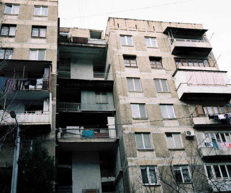 Urban grapes harverst // Tbilisi // Georgia - La Dent de L'Oeil - Contemporary photography by Hélène Veilleux #Sakartvelo #Diary #Urban #PlaubelMakina67